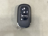 スマートキーを装備しています。鍵を差し込むことなくドアロックの開け閉めと、スタートボタン操作でのエンジンスタートができます。ボタン操作でトランクが開けられる電動テールゲートのボタンもついています。