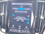 【2ゾーンエアコンディショナー】運転席と助手席でそれぞれお好みの温度に設定可能。同乗者にも配慮した、最適な車内空間をお届け致します。