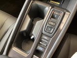 ワンアクションでスムーズな運転を支援する、エレクトリックギアセレクターに、パーキングブレーキは、電子制御パーキングブレーキです。