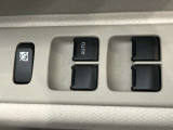 パワーウィンドのスイッチです。運転席に座りながら、助手席や後席の窓を開け閉めできるので大変便利ですよ。