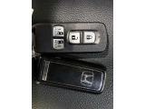 スマートキー付!キーを取り出さなくてもドアロックの施錠・開錠、エンジンの始動が出来ます!雨の日や荷物の多い日にとても便利ですね♪