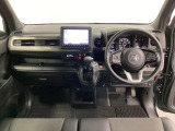 車内は光触媒抗菌消臭施工済です。インパネ周りはスタイリッシュなデザインで機能や装備も充実しています。グローブボックスやカップホルダーのほかにトレーなどたくさんの収納スペースが付いています。