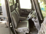 フロント広々、ベンチシートの運転席は、ハイトアジャスターが付いているので、快適にドライブができます。ハンドルはチルトステアリングで、ハンドル位置を上下に調節できます。
