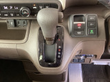 シフトはインパネシフト、パーキングブレーキは電子制御なので運転席と助手席の間はすっきりしています。