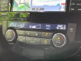 【オートエアコン】一度お好みの温度に設定すれば、車内の温度を検知し風量や温度を自動で調整。暑い&hellip;寒い&hellip;と何度もスイッチ操作をする必要はありません。快適な車内空間には必須の機能ですね♪