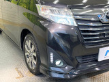 【LEDヘッドライト】悪天候や夜間走行時も良好な視界を確保し安心して運転できる高輝度LEDヘッドライトを装備!点灯速度が早く、消費電力も抑えられています。
