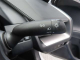 スイッチをオートに設定しておけば、車外の明るさに応じて自動的にヘッドランプを点灯・消灯します。夕暮れ時やトンネルの続く山道などを走行する時に便利なコンライトを装備しています。