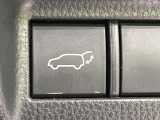 【パワーバックドア】スマートキーや運転席のボタンを押すだけでリアゲートが自動で開閉します!荷物を持っている時や、高い位置にあるバックドアを閉める際に便利な機能です♪