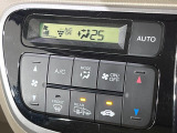 【オートエアコン】一度お好みの温度に設定すれば、車内の温度を検知し風量や温度を自動で調整。暑い&hellip;寒い&hellip;と何度もスイッチ操作をする必要はありません。快適な車内空間には必須の機能ですね♪