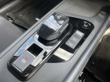 電動ブレーキ&オートホールドでブレーキ力を自動でキープ信号待ちなどの停車時に、ブレーキペダルを踏み続けていなくても自動的にブレーキ力がキープ。ペダルを踏み続けることによる足の疲れを緩和します。