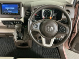 【ハンドル】運転にかかわる様々な操作を安全に行えるように視点移動が少なく操作性に配慮されたスイッチ類が凝縮されたコックピットです。