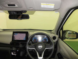 ドライバー目線で、使いやすく安全操作性と良好な視界を実現した運転席です。