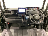 車内は光触媒抗菌消臭施工済です。スタイリッシュなデザインでスポーティなインパネ周りを演出します。グローブボックスやカップホルダーのほかにトレーなどたくさんの収納スペースが付いています。