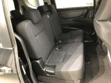 【後部座席】も当然、綺麗・清潔に仕上げております。内装の綺麗なお車は気持ちが良いですし、コンディションのいい車が多いです。これもオススメの1台です。