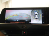【パノラマモニター】に搭載した4つのカメラにより、車を真上から見ているような映像を表示。運転席から確認しにくい車両周囲の状況を把握できます。