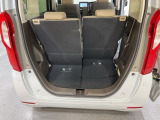 後席のシートをスライドさせると荷室空間が広がります