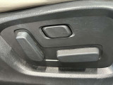 【パワーシート】電動でシートポジションの変更が可能です。手動式より細かくシート設定が可能ですのでより快適な姿勢でドライブを楽しんで頂けるでしょう。