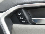 運転席は二人分のシートポジションを記憶します。