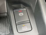 電動ブレーキ&オートホールドでブレーキ力を自動でキープ信号待ちなどの停車時に、ブレーキペダルを踏み続けていなくても自動的にブレーキ力がキープ。ペダルを踏み続けることによる足の疲れを緩和します。