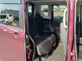 後席スライドドアもしっかり開いて、後席の足元もゆったりスペース☆最近の軽自動車は広いですよ(^o^)丿