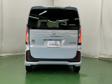 後席の窓には外から車内が見えにくくなるプライバシーガラスを採用。周りを気にせずリラックスして過ごせます