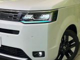 【LEDヘッドライト】悪天候や夜間走行時も良好な視界を確保し安心して運転できる高輝度LEDヘッドライトを装備!点灯速度が早く、消費電力も抑えられています。