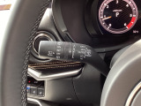 レバーをAUTOの位置にしているとき、レインセンサーが雨を感知すると、雨量に応じてワイパーが自動で作動してくれるオートワイパーを装備!設定変更で非作動にすると、間欠作動に固定されます。