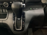 CVT車のセレクトレバーです。低速から高速まで、変速ショックのないスムーズな走りを実現するとともに、エンジン効率のよい領域を維持することで燃費にも貢献します。