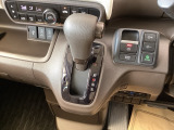 シフトはインパネシフト、パーキングブレーキは電子制御なので運転席と助手席の間はすっきりしています。