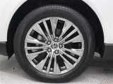 19インチアルミホイール(スーパークロームメタリック塗装)が装着されています。タイヤサイズ225/55R19