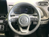 インテリアに合わせたデザインのステアリングは、運転される方のことも考え、運転しやすい形状、大きさです。是非一度、実際に触ってお確かめください。