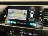 リバースギアに入れるだけで後方の表示へ切り替わります。夜間や雨の日の駐車も楽になりますよ。