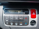 一度お好みの温度に設定すれば、車内の温度を検知し風量や温度を自動で調整。暑い&hellip;寒い&hellip;と何度もスイッチ操作をする必要はありません。快適な車内空間には必須の機能ですね。