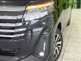 【LEDヘッドライト】悪天候や夜間走行時も良好な視界を確保し安心して運転できる高輝度LEDヘッドライトを装備!点灯速度が早く、消費電力も抑えられています。