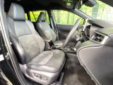 運転席まわりには十分なスペースがあり、大柄な方でもゆったり運転していただける環境です。