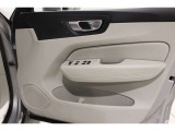安全性を重視するVOLVOなら、パワーウインドースイッチも、直視せずに感覚で操作が可能です。