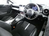【運転席まわり】・・・ハンドルやシートなども隅々までクリーニング済み。キレイな車内でドライブがより一層快適にお楽しみいただけると思います。