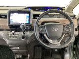 【ハンドル】運転にかかわる様々な操作を安全に行えるように視点移動が少なく操作性に配慮されたスイッチ類が凝縮されたコックピットです。