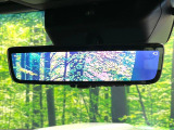 【デジタルインナーミラー】後席の大きな荷物や同乗者で後方が確認しづらい時でも安心!カメラが撮影した車両後方の映像をルームミラー内に表示。クリアな視界で状況の確認が可能です!