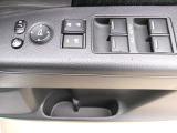 運転席で全ての窓を操作可能です。ドアミラーの角度調整もここで出来ます。