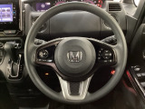 ハンドルにHondaセンシング系のクルーズコントロールやレーンキープアシストなどのスイッチと、オーディオの操作スイッチが装備されています。ハンドルから手を離さず安全に操作できます。