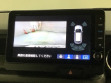 リバースギアに入れるだけで後方の表示へ切り替わります。夜間や雨の日の駐車も楽になりますよ。