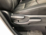 運転席シート座面は上下アジャスター付きです。お好みの位置に調整可能です。