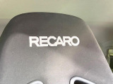 【RECARO製シート】人間工学に基づいた面圧分布によって腰への負担や長時間運転時の疲労発生を軽減☆一目でレカロとわかるスポーティなルックスが特徴です。