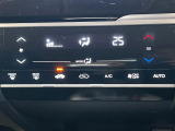 【オートエアコン】一度お好みの温度に設定すれば、車内の温度を検知し風量や温度を自動で調整。暑い&hellip;寒い&hellip;と何度もスイッチ操作をする必要はありません。快適な車内空間には必須の機能ですね♪
