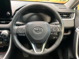 インテリアに合わせたデザインのステアリングは、運転される方のことも考え、運転しやすい形状、大きさです。是非一度、実際に触ってお確かめください。