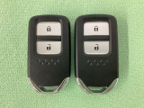 スマートキーを装備しています。鍵を差し込むことなくドアロックの開け閉めと、スタートボタン操作でのエンジンスタートができます。スペアキーも同じものを用意しております。