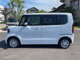 乗り降りのイメージが湧く左側面。ドア面の通りやスライド有無、小キズの出やすい部分も確認◎。