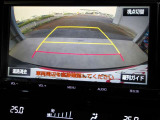 バックモニター付きで慣れない駐車場や車庫入れをサポートします。