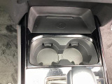 シフトの奥にドリンクホルダーが有ります。